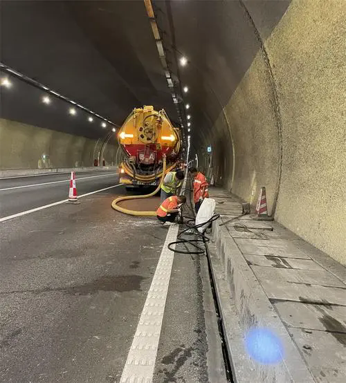 新河隧道排水渠清淤
